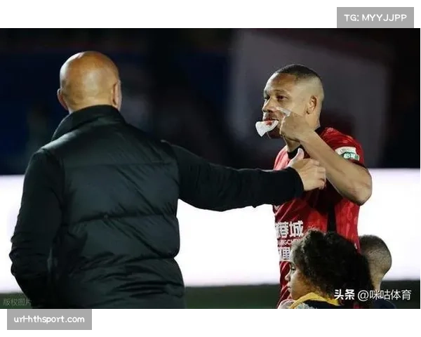 青岛海牛高位压迫战术尝试，因阵容缺陷遭遇黑色三分钟崩盘